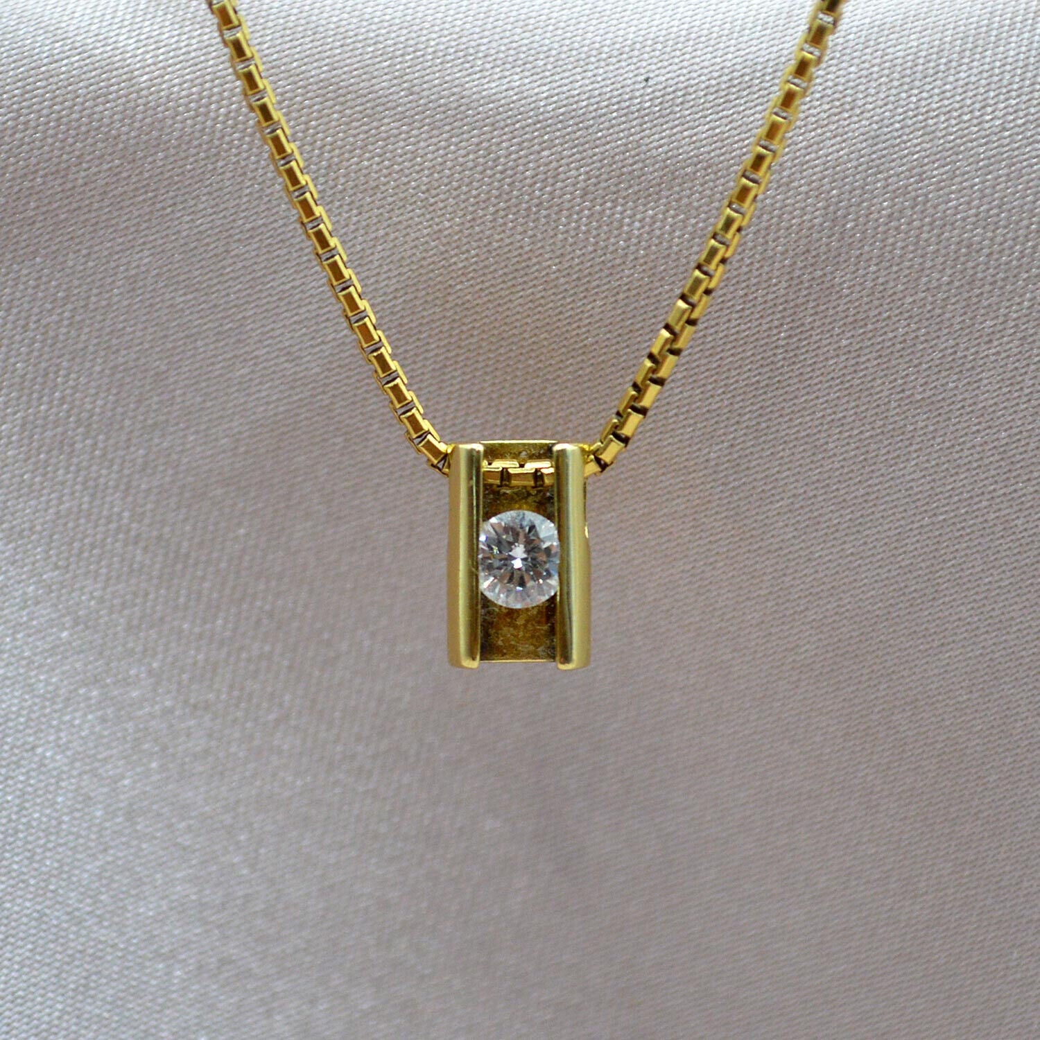 18ct Solid Yellow Gold Hallmarked 750 Necklace & Diamond 0.20ct Pendant Set